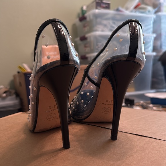 Chanel Pearl-Embellished PVC & Patent Leather Cap-Toe Heels – Size [37.5] - Picture 9 of 11